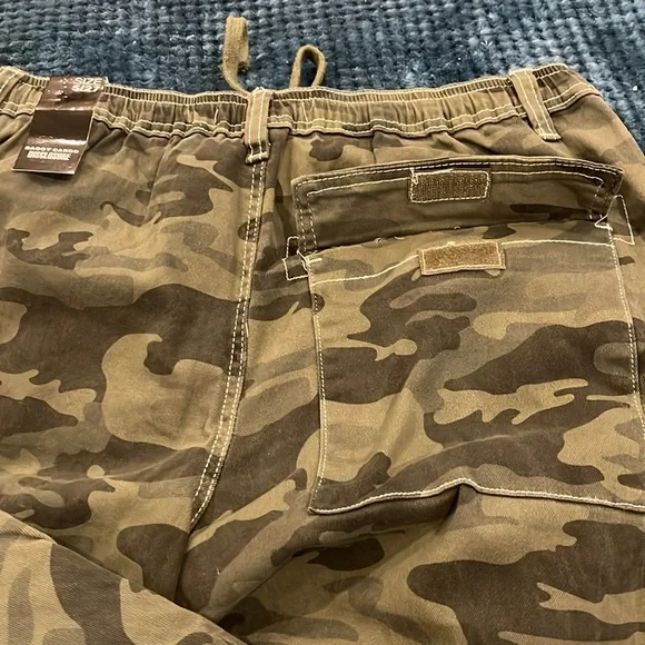 NWT DISCLOSURE BAGGY CARGO CAMO PANTS💚💚 - Picture 11 of 14